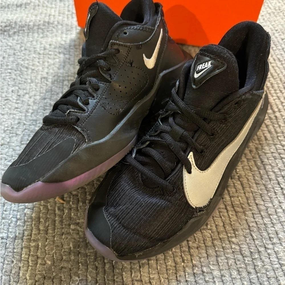Nike Zoom Freak 2 Basketball Running Shoes Youth Boy Size 4Y Black Girl 5.5 - Picture 9 of 10